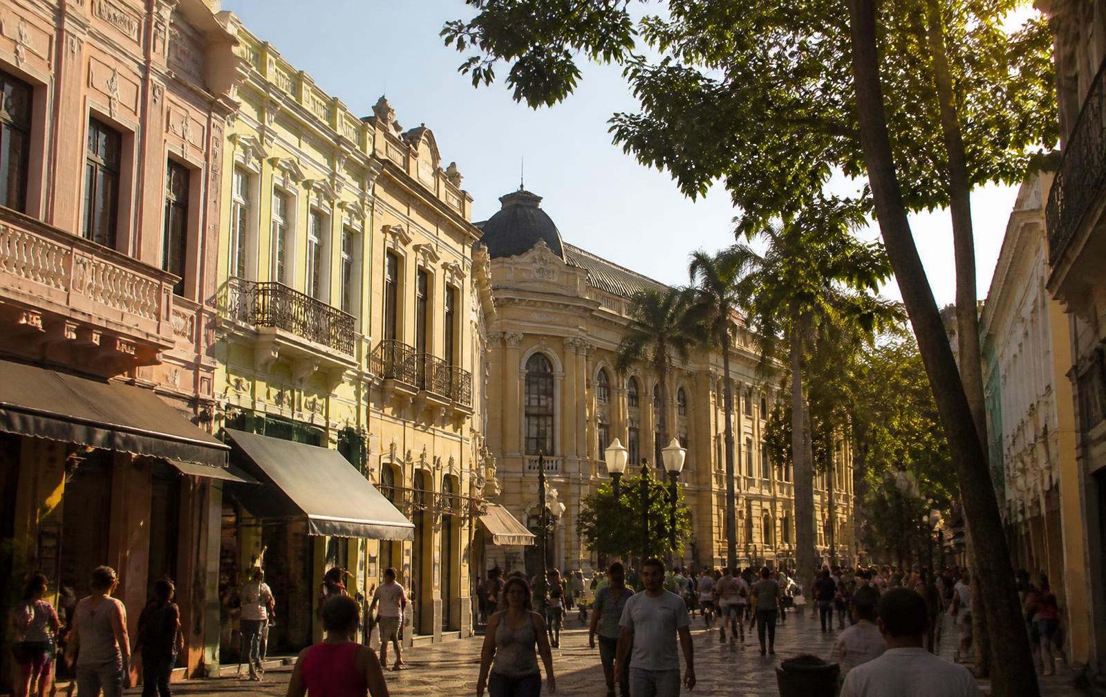 Rua comercial do Centro histórico de Jundiaí com casarões antigos preservados