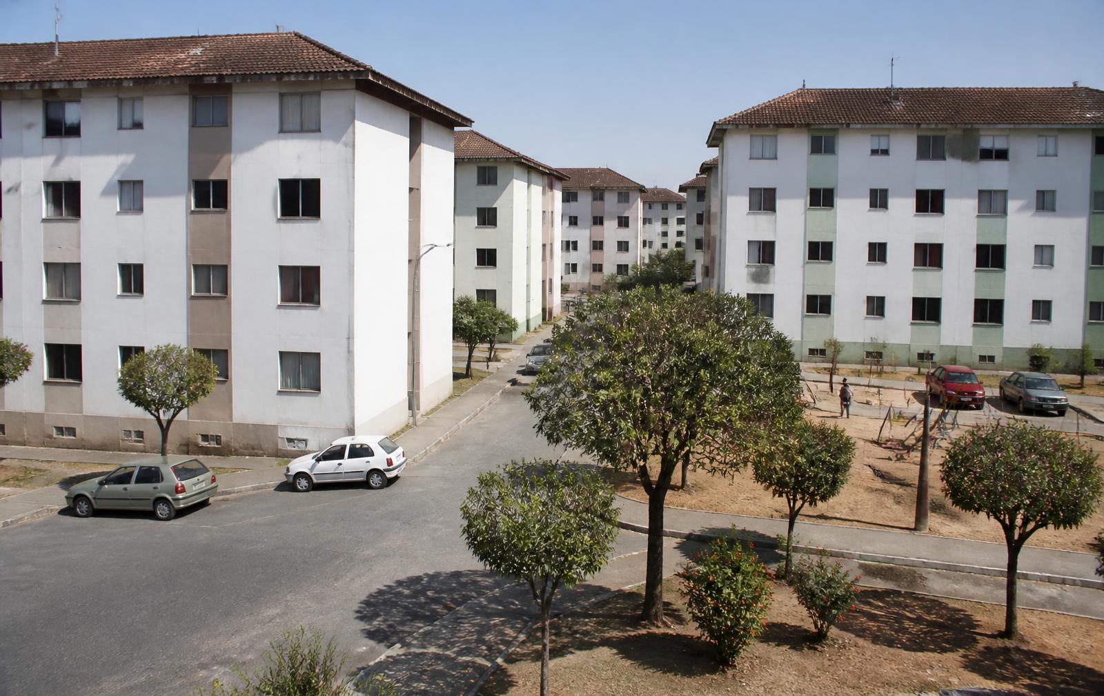 Conjunto de prédios residenciais no bairro Morada das Vinhas, em Jundiaí, com praça e árvores