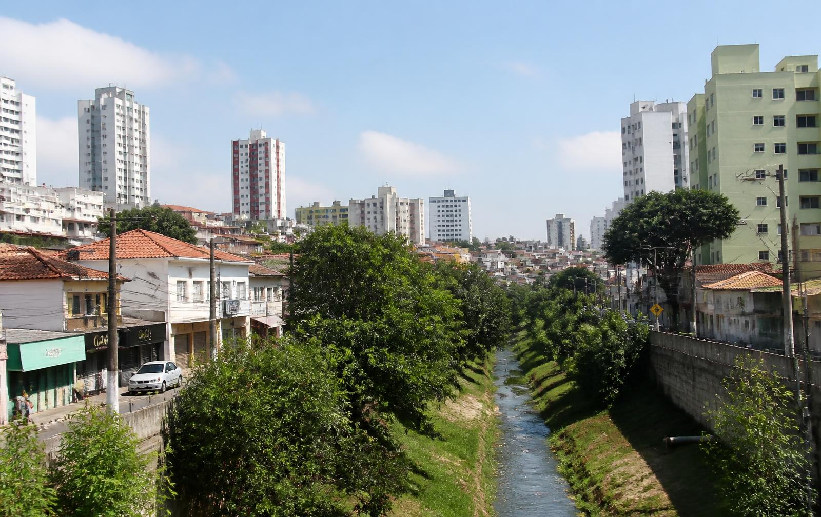 Vista do bairro Vianelo, em Jundiaí, com casas, prédios residenciais e o canal do Rio Guapeva