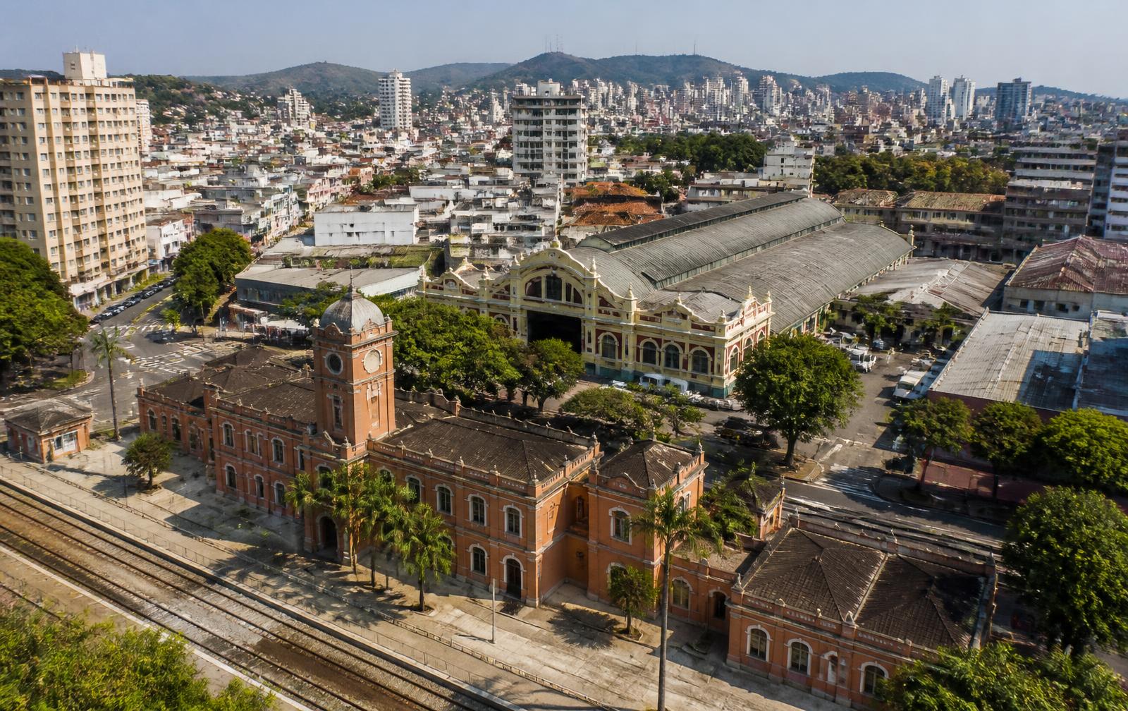 Vista aérea da Vila Arens, em Jundiaí, com a estação ferroviária histórica e o mercado municipal