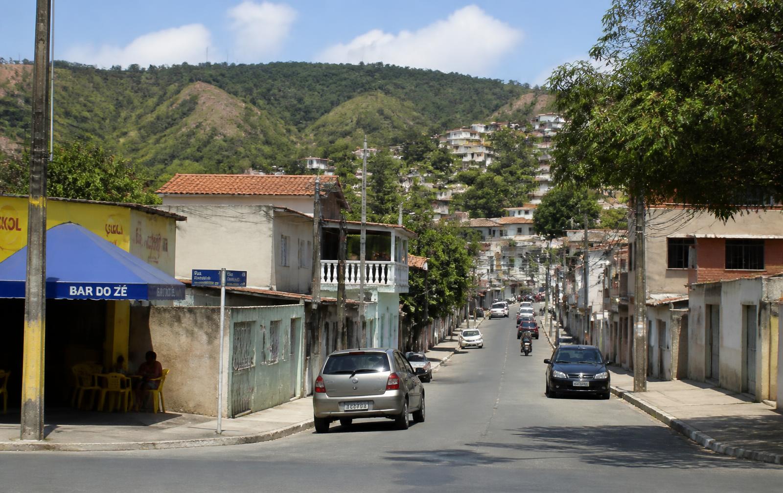 Rua residencial da Vila Hortolândia, em Jundiaí, com casas simples e morros ao fundo